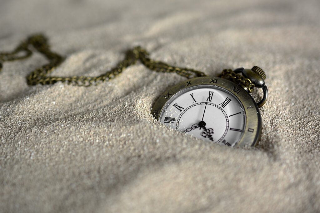 Lommeur - uret symboliserer tidens gang.